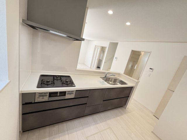 【キッチン】 | 福岡市東区香住ヶ丘5丁目第1　A号棟（全6棟）【仲介手数料無料・0円】 | 施工例。施工例は完成時と異なる場合があります。