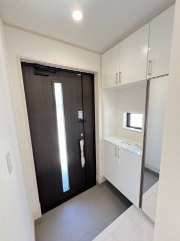 【玄関】 | 福岡市東区香住ヶ丘5丁目第1　A号棟（全6棟）【仲介手数料無料・0円】 | 施工例。施工例は完成時と異なる場合があります。