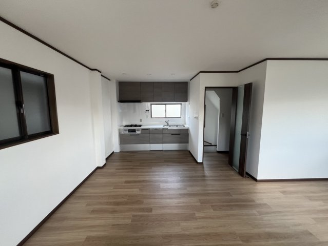 清滝中古戸建の居間・リビング|こちらの居間で趣味の時間をお楽しみください