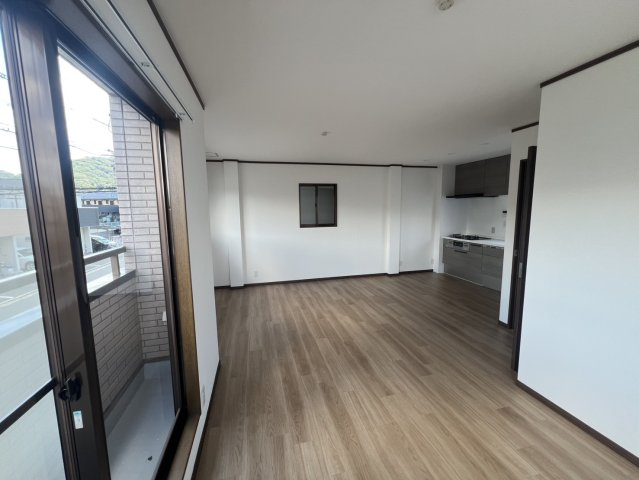 清滝中古戸建の居間・リビング|使いやすいリビングです