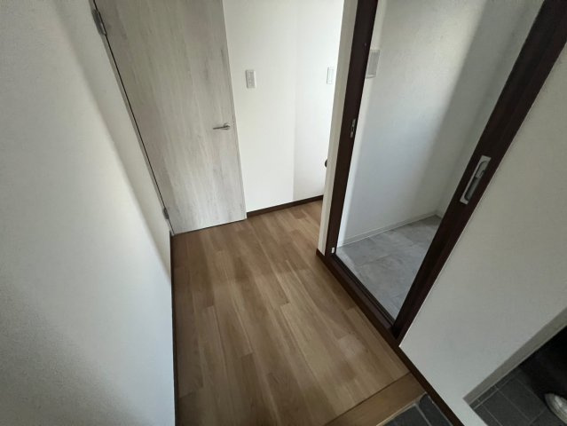 清滝中古戸建の玄関|明るい玄関です