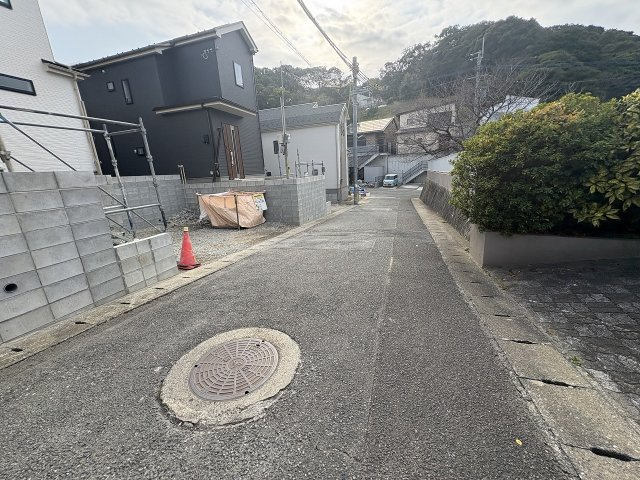 【その他】 | 福岡市東区香住ヶ丘5丁目第1　C号棟（全6棟）【仲介手数料無料・0円】 | 現地写真。前面道路です。