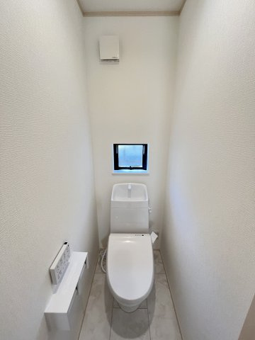 【内装】 | 福岡市東区香住ヶ丘5丁目第1　C号棟（全6棟）【仲介手数料無料・0円】 | 施工例。2階にもトイレです。施工例は完成時と異なる場合があります。