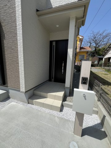 【玄関】 | 福岡市東区香住ヶ丘5丁目第1　C号棟（全6棟）【仲介手数料無料・0円】 | 施工例。施工例は完成時と異なる場合があります。