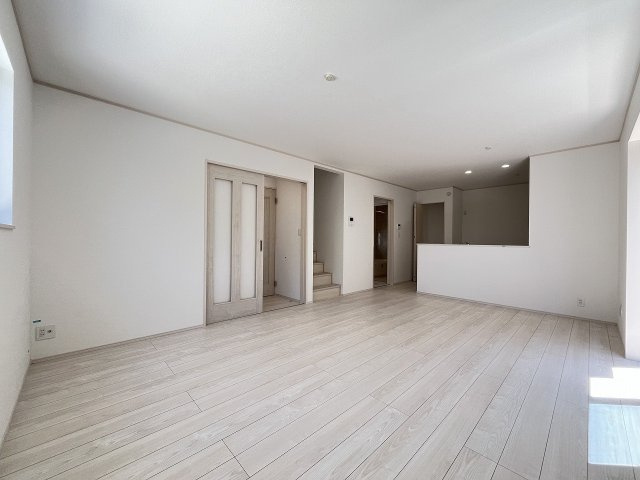 【内装】 | 福岡市東区香住ヶ丘5丁目第1　C号棟（全6棟）【仲介手数料無料・0円】 | 施工例。リビングです。施工例は完成時と異なる場合があります。