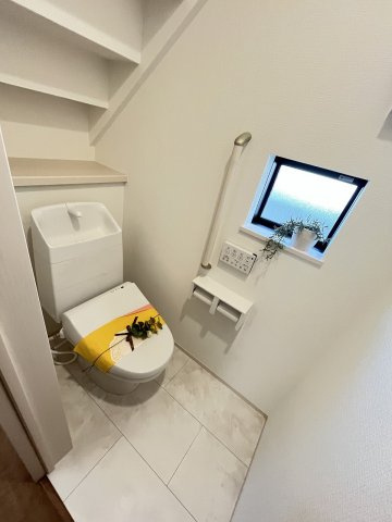 【内装】 | 福岡市東区香住ヶ丘5丁目第1　E号棟（全6棟）【仲介手数料無料・0円】 | 施工例。1階のトイレです。施工例は完成時と異なる場合があります。