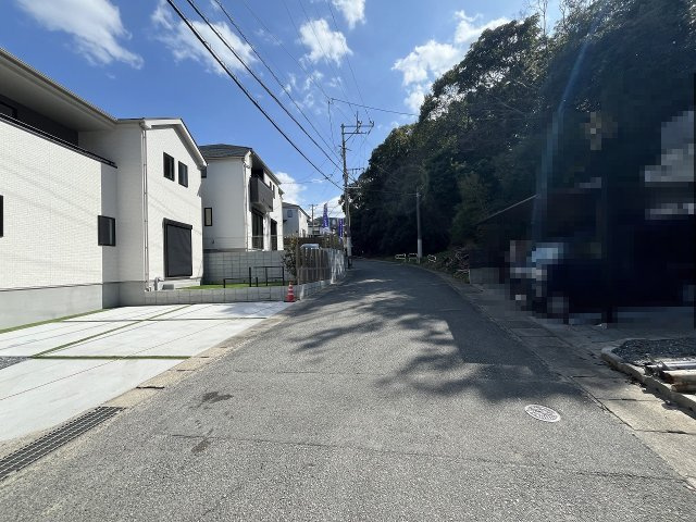 【その他】 | 福岡市東区香住ヶ丘5丁目第1　E号棟（全6棟）【仲介手数料無料・0円】 | 現地写真。前面道路です。