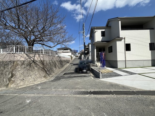 【その他】 | 福岡市東区香住ヶ丘5丁目第1　E号棟（全6棟）【仲介手数料無料・0円】 | 現地写真。前面道路です。