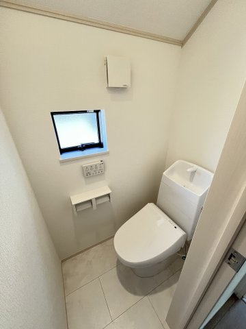 【内装】 | 福岡市東区香住ヶ丘5丁目第1　E号棟（全6棟）【仲介手数料無料・0円】 | 施工例。2階にもトイレです。施工例は完成時と異なる場合があります。