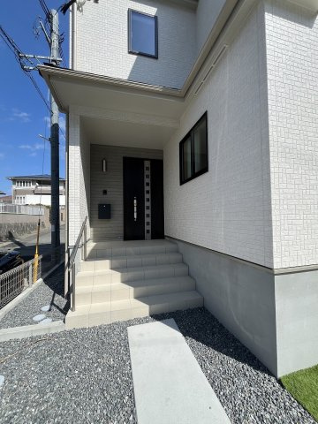 【玄関】 | 福岡市東区香住ヶ丘5丁目第1　E号棟（全6棟）【仲介手数料無料・0円】 | 施工例。施工例は完成時と異なる場合があります。