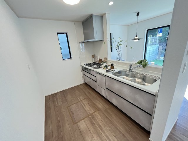 【キッチン】 | 福岡市東区香住ヶ丘5丁目第1　E号棟（全6棟）【仲介手数料無料・0円】 | 施工例。施工例は完成時と異なる場合があります。
