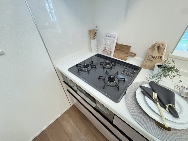 【キッチン】 | 福岡市東区香住ヶ丘5丁目第1　E号棟（全6棟）【仲介手数料無料・0円】 | 施工例。施工例は完成時と異なる場合があります。