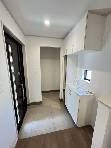 【玄関】 | 福岡市東区香住ヶ丘5丁目第1　E号棟（全6棟）【仲介手数料無料・0円】 | 施工例。施工例は完成時と異なる場合があります。