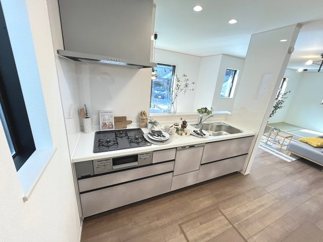 【キッチン】 | 福岡市東区香住ヶ丘5丁目第1　E号棟（全6棟）【仲介手数料無料・0円】 | 施工例。施工例は完成時と異なる場合があります。