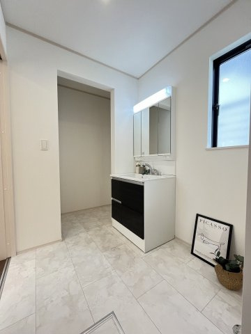 【洗面所】 | 福岡市東区香住ヶ丘5丁目第1　E号棟（全6棟）【仲介手数料無料・0円】 | 施工例。施工例は完成時と異なる場合があります。