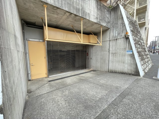 ロイヤルヒルズ駐車場の外観