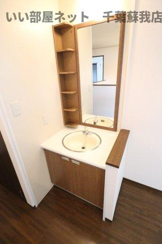 ちはら台南貸家の独立洗面台|朝の支度にも助かる、独立の洗髪洗面化粧台