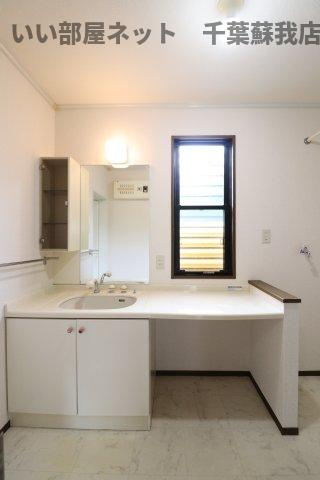 ちはら台南貸家の洗面所|明るい洗面所です