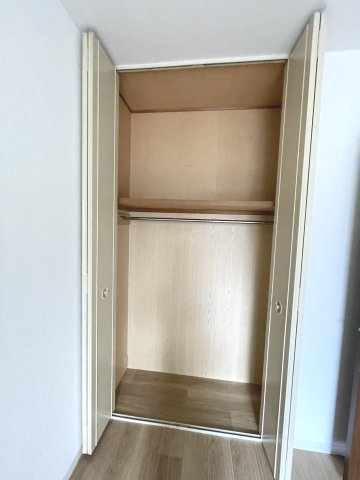 洋室に収納があります