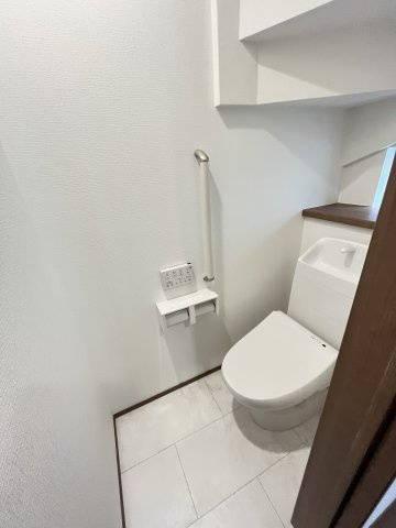 【内装】 | 福岡市東区香住ヶ丘5丁目第1　D号棟（全6棟）【仲介手数料無料・0円】 | 施工例。1階のトイレです。施工例は完成時と異なる場合があります。