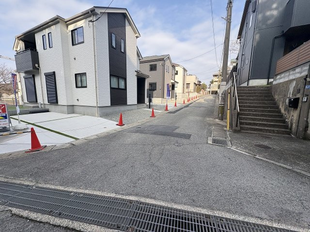 【その他】 | 福岡市東区香住ヶ丘5丁目第1　D号棟（全6棟）【仲介手数料無料・0円】 | 現地写真。前面道路です。