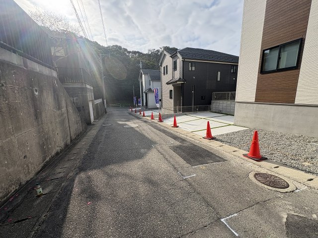 【その他】 | 福岡市東区香住ヶ丘5丁目第1　D号棟（全6棟）【仲介手数料無料・0円】 | 現地写真。前面道路です。