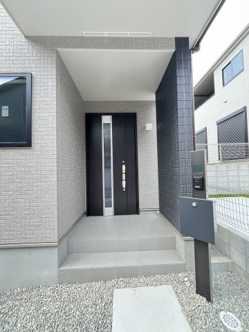 【玄関】 | 福岡市東区香住ヶ丘5丁目第1　D号棟（全6棟）【仲介手数料無料・0円】 | 施工例。施工例は完成時と異なる場合があります。