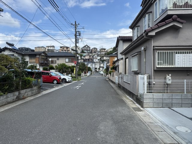 松戸市上本郷新築戸建【上本郷小学校：10分】の前面道路含む現地写真|北側前面道路・幅員約6.5ｍ