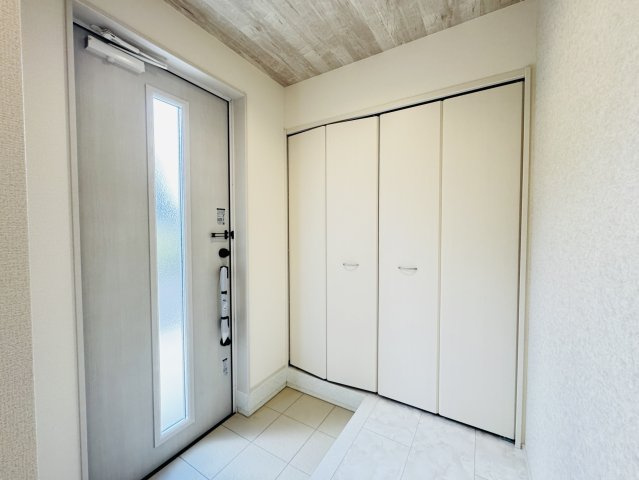 松戸市上本郷新築戸建【上本郷小学校：10分】のエントランス|エントランス・シューズクローゼット