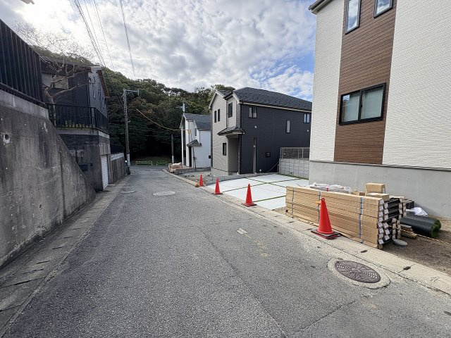 【その他】 | 福岡市東区香住ヶ丘5丁目第1　B号棟（全6棟）【仲介手数料無料・0円】 | 現地写真。前面道路です。