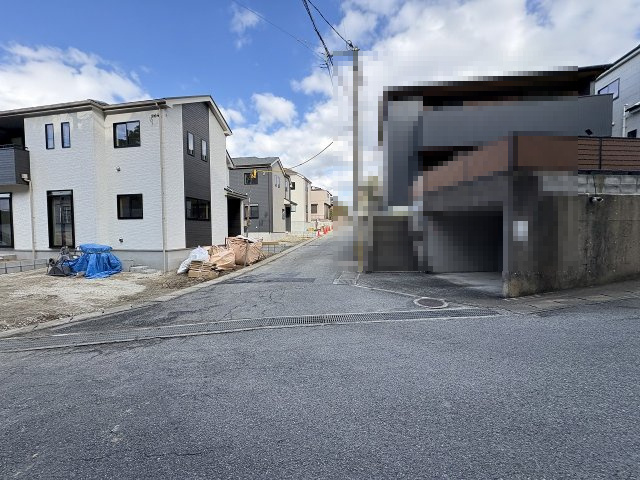 【その他】 | 福岡市東区香住ヶ丘5丁目第1　B号棟（全6棟）【仲介手数料無料・0円】 | 現地写真。前面道路です。