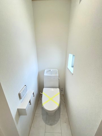 【内装】 | 福岡市東区香住ヶ丘5丁目第1　B号棟（全6棟）【仲介手数料無料・0円】 | 施工例。2階にもトイレです。施工例は完成時と異なる場合があります。