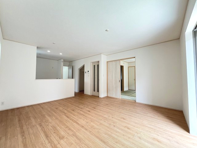 【内装】 | 福岡市東区香住ヶ丘5丁目第1　B号棟（全6棟）【仲介手数料無料・0円】 | 施工例。リビングです。施工例は完成時と異なる場合があります。