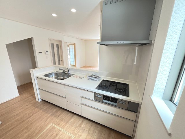 【キッチン】 | 福岡市東区香住ヶ丘5丁目第1　B号棟（全6棟）【仲介手数料無料・0円】 | 施工例。施工例は完成時と異なる場合があります。