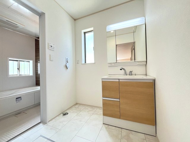 【洗面所】 | 福岡市東区香住ヶ丘5丁目第1　B号棟（全6棟）【仲介手数料無料・0円】 | 施工例。施工例は完成時と異なる場合があります。