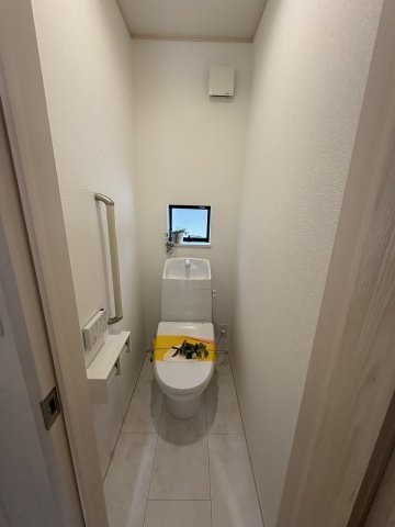 【内装】 | 福岡市東区香住ヶ丘5丁目第1　F号棟（全6棟）【仲介手数料無料・0円】 | 施工例。1階のトイレです。施工例は完成時と異なる場合があります。
