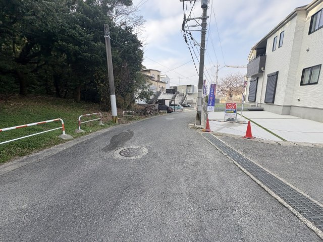 【その他】 | 福岡市東区香住ヶ丘5丁目第1　F号棟（全6棟）【仲介手数料無料・0円】 | 現地写真。前面道路です。