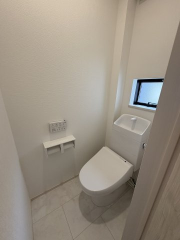 【内装】 | 福岡市東区香住ヶ丘5丁目第1　F号棟（全6棟）【仲介手数料無料・0円】 | 施工例。2階にもトイレです。施工例は完成時と異なる場合があります。