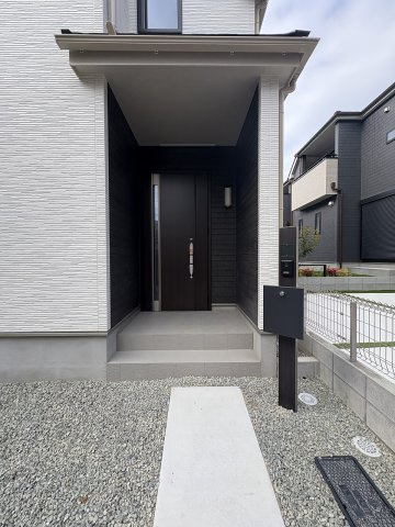 【玄関】 | 福岡市東区香住ヶ丘5丁目第1　F号棟（全6棟）【仲介手数料無料・0円】 | 施工例。施工例は完成時と異なる場合があります。