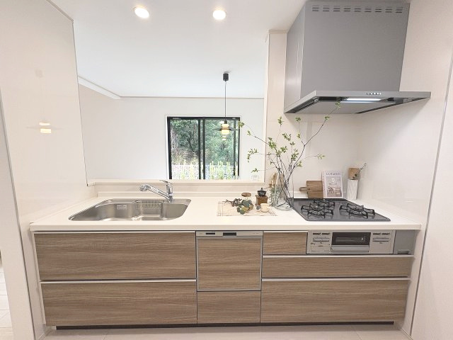 【キッチン】 | 福岡市東区香住ヶ丘5丁目第1　F号棟（全6棟）【仲介手数料無料・0円】 | 施工例。施工例は完成時と異なる場合があります。
