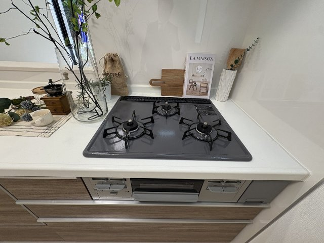 【キッチン】 | 福岡市東区香住ヶ丘5丁目第1　F号棟（全6棟）【仲介手数料無料・0円】 | 施工例。施工例は完成時と異なる場合があります。