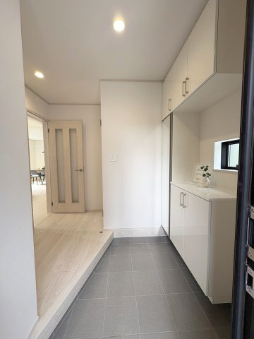 【玄関】 | 福岡市東区香住ヶ丘5丁目第1　F号棟（全6棟）【仲介手数料無料・0円】 | 施工例。施工例は完成時と異なる場合があります。