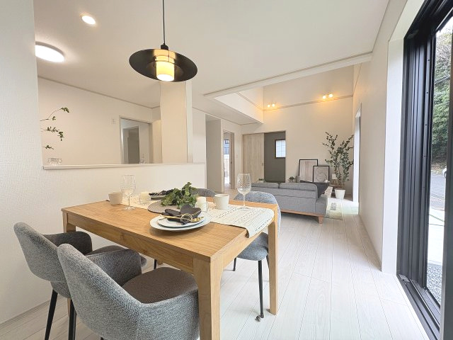 【内装】 | 福岡市東区香住ヶ丘5丁目第1　F号棟（全6棟）【仲介手数料無料・0円】 | 施工例。リビングです。施工例は完成時と異なる場合があります。