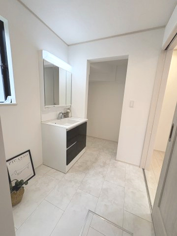 【洗面所】 | 福岡市東区香住ヶ丘5丁目第1　F号棟（全6棟）【仲介手数料無料・0円】 | 施工例。施工例は完成時と異なる場合があります。