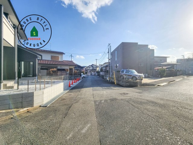 福岡市博多区東月隈2丁目第3-1棟（1号棟）の前面道路含む現地写真|前面道路は閑静な住宅地をはしる車通りの少ない道路。お車の出し入れが苦手なママや小さなお子様にも安心ですね。しっかり舗装もされているので、ベビーカーや自転車で通っても快適に通行できます。