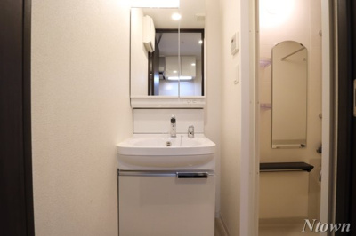 【独立洗面台】 | ディアレイシャス浅間町 | 独立洗面台、小物を置くことができて便利です