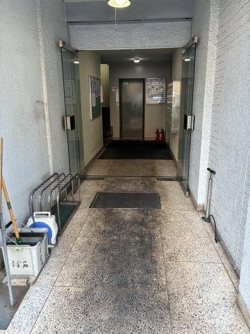 上新ハイツ白山のエントランス