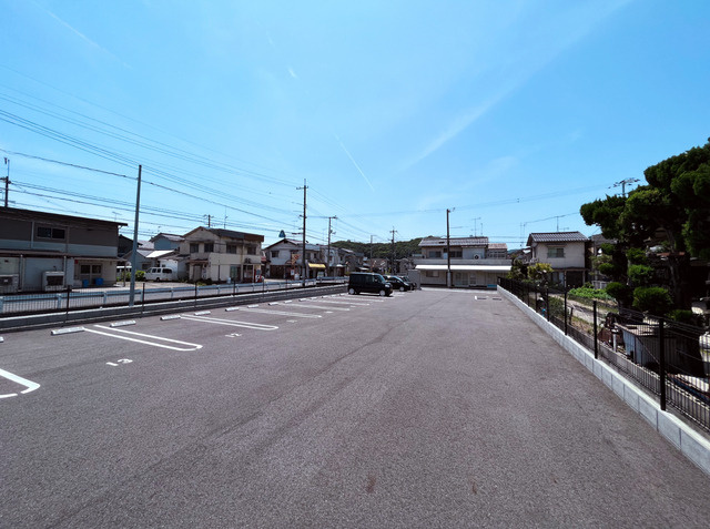 ソルトグラスの駐車場