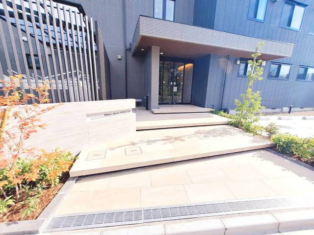 メゾングリシーヌ中神のエントランス