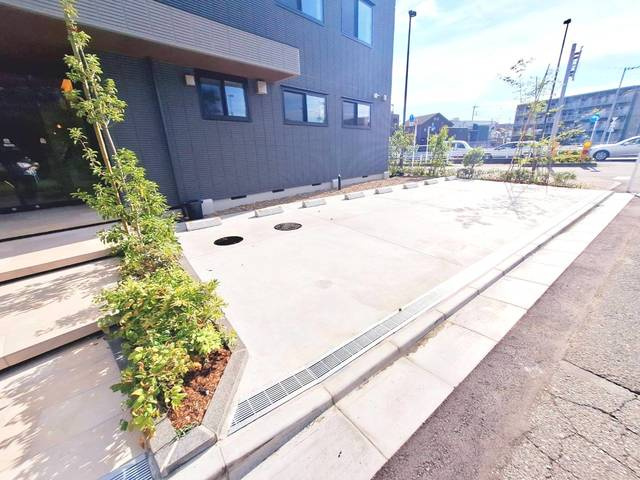 メゾングリシーヌ中神の駐車場